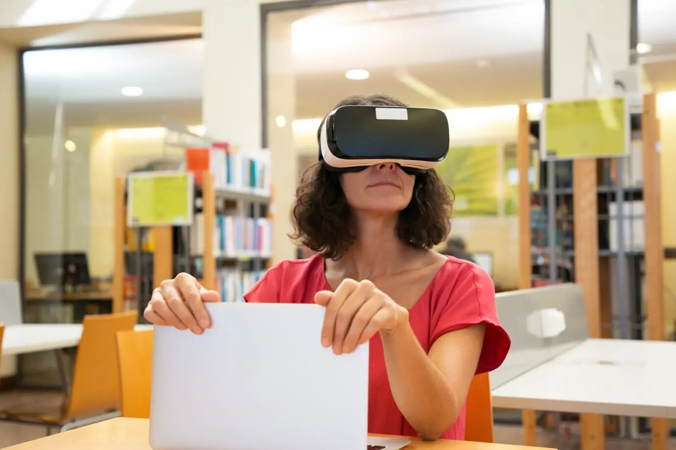 Begeisterte Bibliotheksnutzerin, die einen VR-Simulator nutzt
