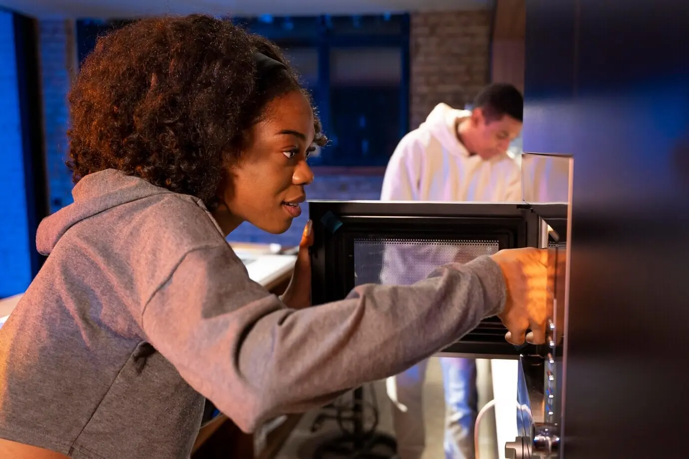 Halbnahe Aufnahme eines Paares zu Hause.