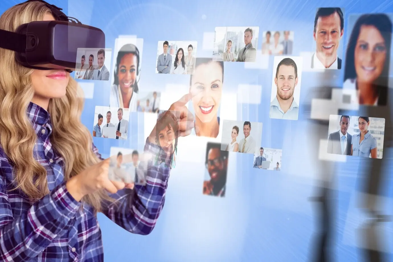 Eine Frau wählt Bilder von Menschen aus.