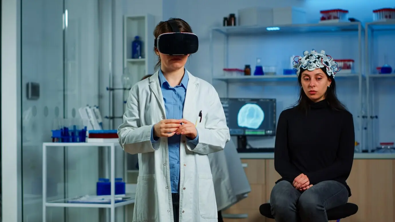 Laborarzt erlebt mit VR-Brille virtuelle Realität in einem medizinisch-neurologischen Forschungslabor.